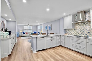 Fridge, microwave, oven, stovetop - Gulf and Bay Club-B110- Just 5 minutes from Siesta Beaches! (Siesta Key)