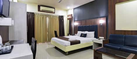 Desk, laptop workspace, iron/ironing board, free WiFi