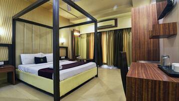 Classic Double Room | Desk, laptop workspace, iron/ironing board, free WiFi