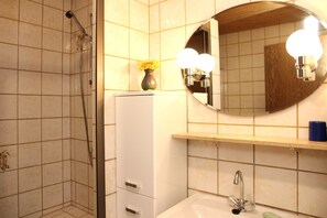 Shower, hair dryer - Apartment 'Helene' with Shared Garden and Balcony (Olsberg)