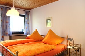 A room with a bed, a bedside lamp, and a window with curtains. - Apartment 'Helene' with Shared Garden and Balcony (Olsberg)