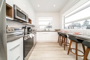 Fridge, microwave, oven, stovetop - 5BDRM Chic Modern Home - Hot Tub - King Bed - AC - Garage (Edmonton)