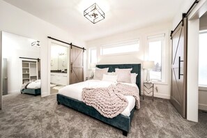 5 bedrooms, iron/ironing board, travel cot, free WiFi - 5BDRM Chic Modern Home - Hot Tub - King Bed - AC - Garage (Edmonton)