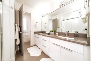 Shower, hair dryer, towels, soap - 5BDRM Chic Modern Home - Hot Tub - King Bed - AC - Garage (Edmonton)