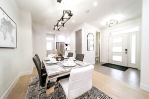 Dining - 5BDRM Chic Modern Home - Hot Tub - King Bed - AC - Garage (Edmonton)