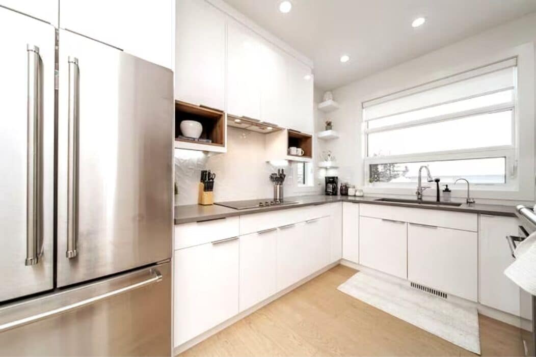 Kylskåp, mikrovågsugn, ugn och spishäll