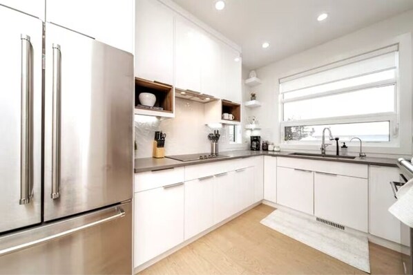 ثلاجة، ميكروويف، فرن، موقد طهي مسطح