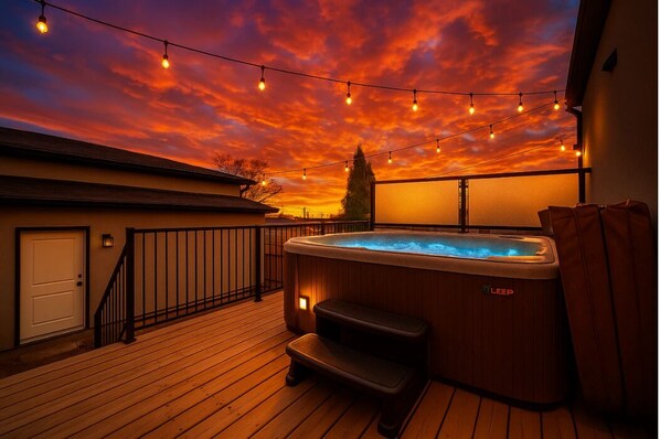 Terrace/patio - 5BDRM Chic Modern Home - Hot Tub - King Bed - AC - Garage (Edmonton)