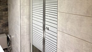 シャワー、ヘアドライヤー、タオル、石鹸