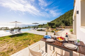 Outdoor dining - Villa Chronis - Three Bedroom Villa, Sleeps 6 (Mparmpati)