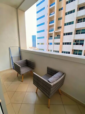 Apartamento superior, balcón, vistas a la ciudad | Zona de estar