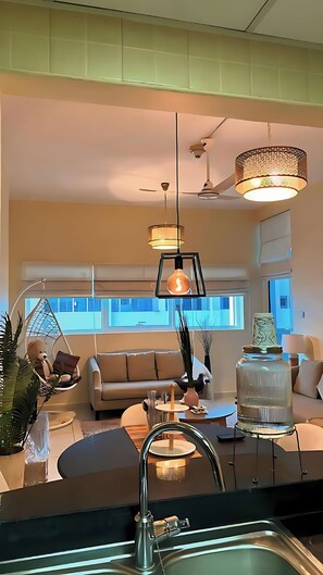 Apartamento superior, balcón, vistas a la ciudad | Zona de estar