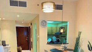 Ein modernes Wohnzimmer mit einer Couch, einem Couchtisch und einem Essbereich mit Stühlen und einem Tisch.