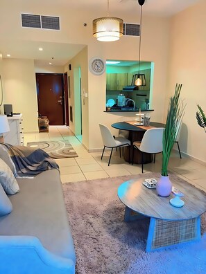 Departamento superior, balcón, vista a la ciudad | Área de sala de estar