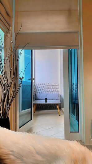 Appartement Supérieur, balcon, vue ville | Coin séjour