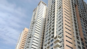 Ein Hochhaus mit zahlreichen Balkonen und moderner Architektur.