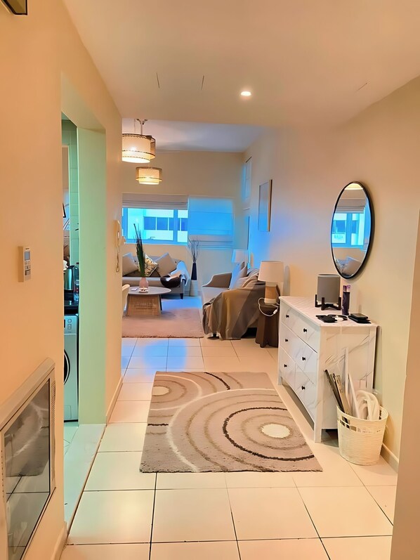 Un salon moderne avec un canapé, une table basse et une cheminée.