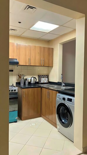 Departamento superior, balcón, vista a la ciudad | Cocina privada | Refrigerador con congelador, microondas, horno y utensilios de cocina 