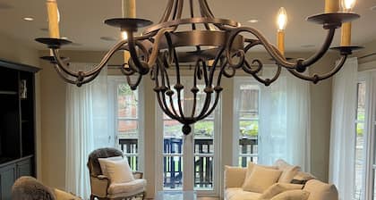 Cozy Craftsman's Home surrounded by Nature-10 mins to Vancouver