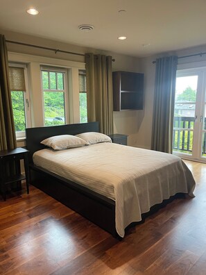 3 chambres, bureau, fer et planche à repasser, lit de bébé portatif