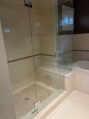 Shower, hair dryer, towels, soap - Cozy Craftsman's Home surrounded by Nature-10 mins to Vancouver (Burnaby)