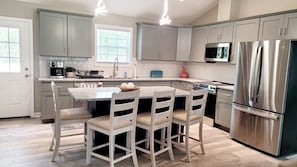 Refrigerador, microondas, horno y parrilla de estufa 