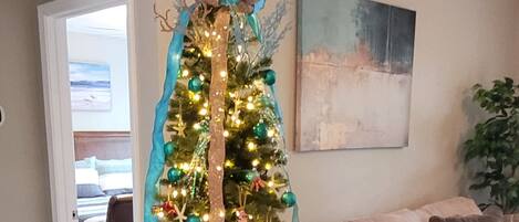 Smart TV, chimenea y libros