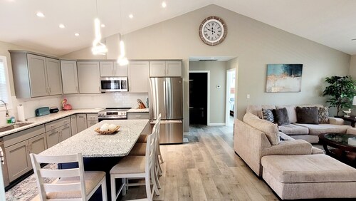 New Coastal Getaway Southport {3-King Beds, Hot Tub}