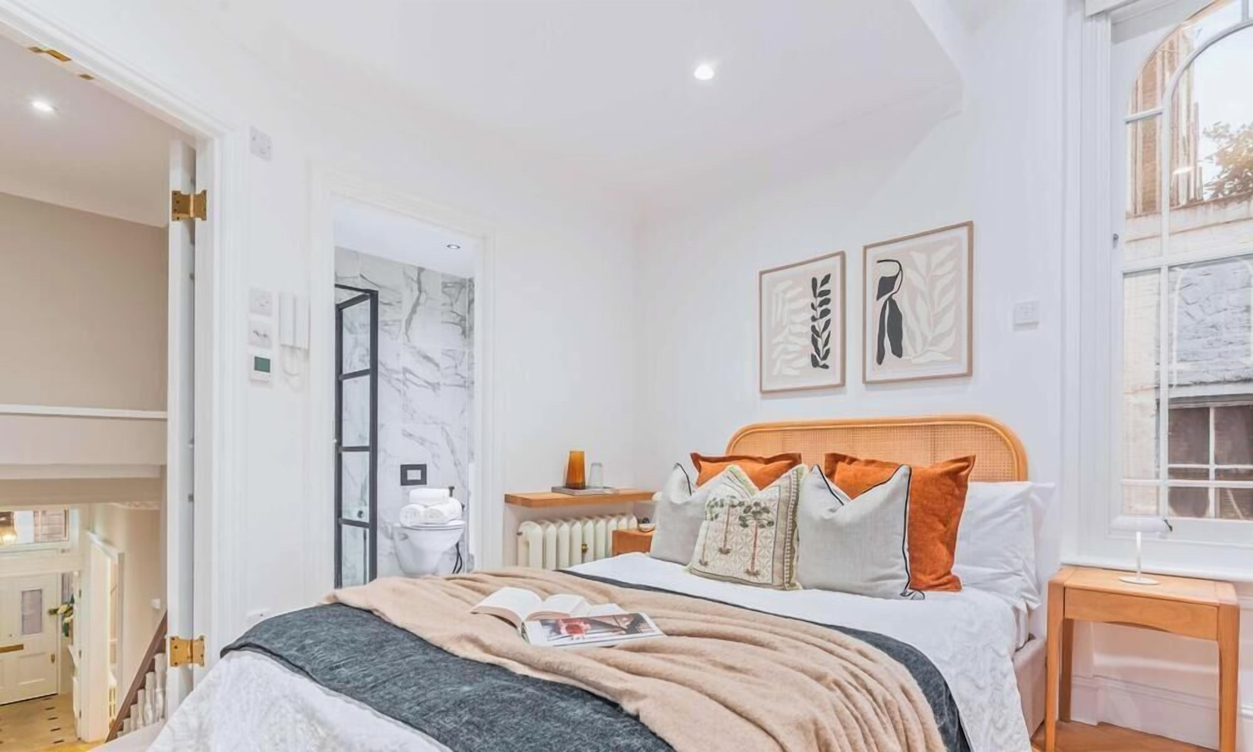 2 bedrooms, desk, iron/ironing board, travel crib