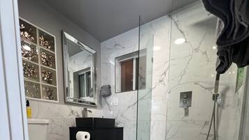 Dusche, Haartrockner, Handtücher, Seife