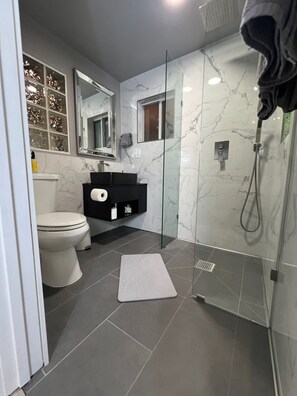 Dusche, Haartrockner, Handtücher, Seife