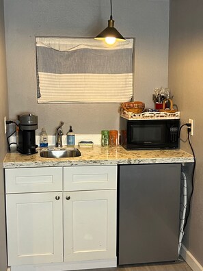 Microwave - Coronado 1-bedroom casita in Phoenix Historic District downtown, Pool (Phoenix)