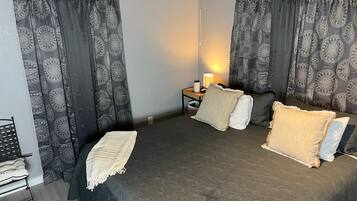 1 soverom, strykejern/-brett, internettilgang og sengetøy