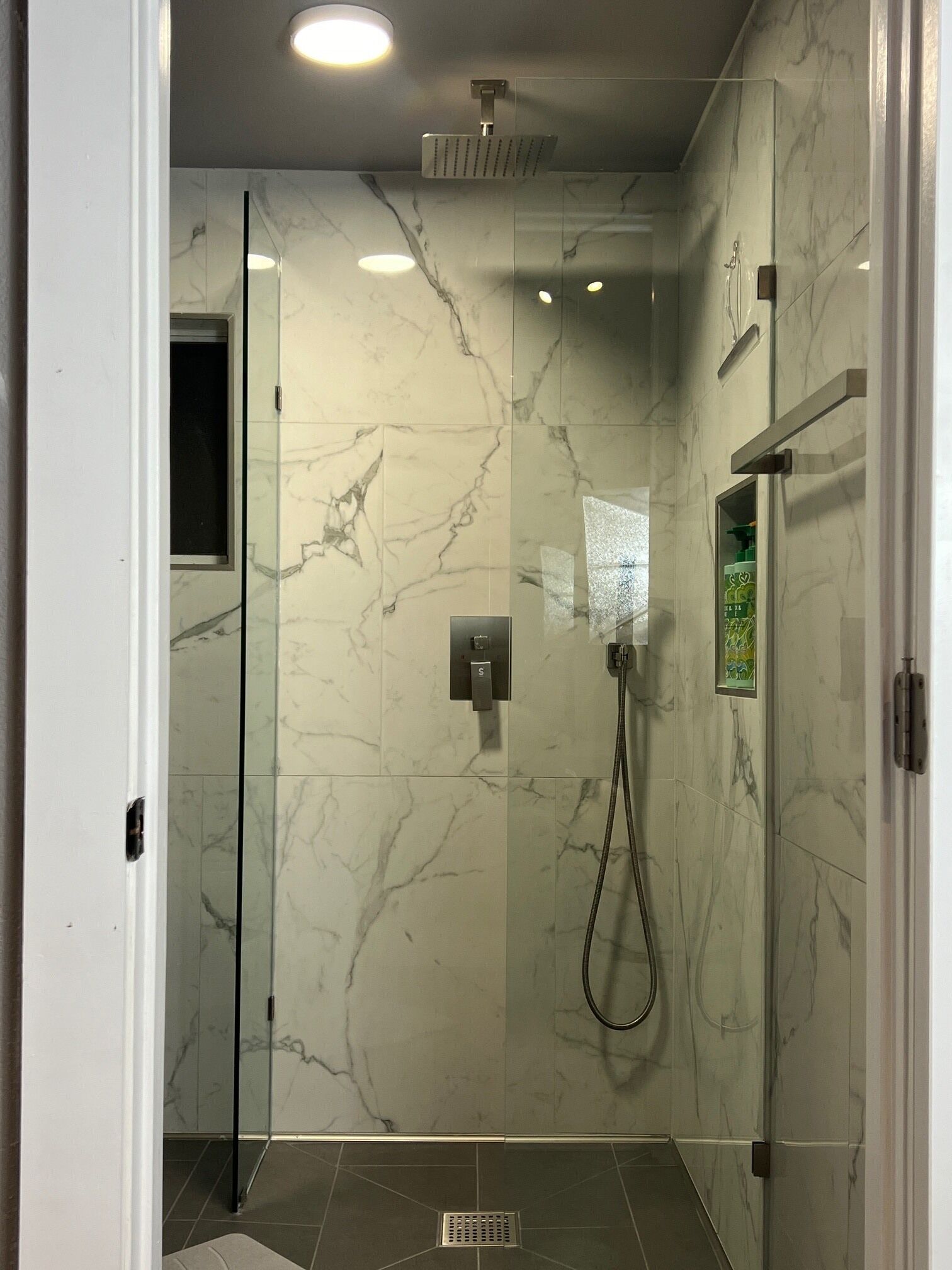 Bruser, hårtørrer, håndklæder, Sæbe