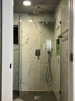 Regadera, secadora de cabello, toallas, jabón 