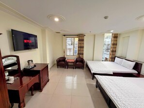 Escritorio, espacio para trabajar con laptop y cortinas blackout 