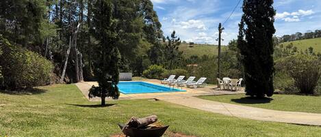 Piscina all'aperto, lettini