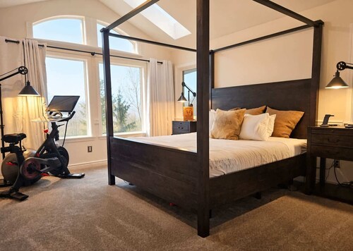 Mt View Private Bedroom Suite w Hot Tub and Arcade