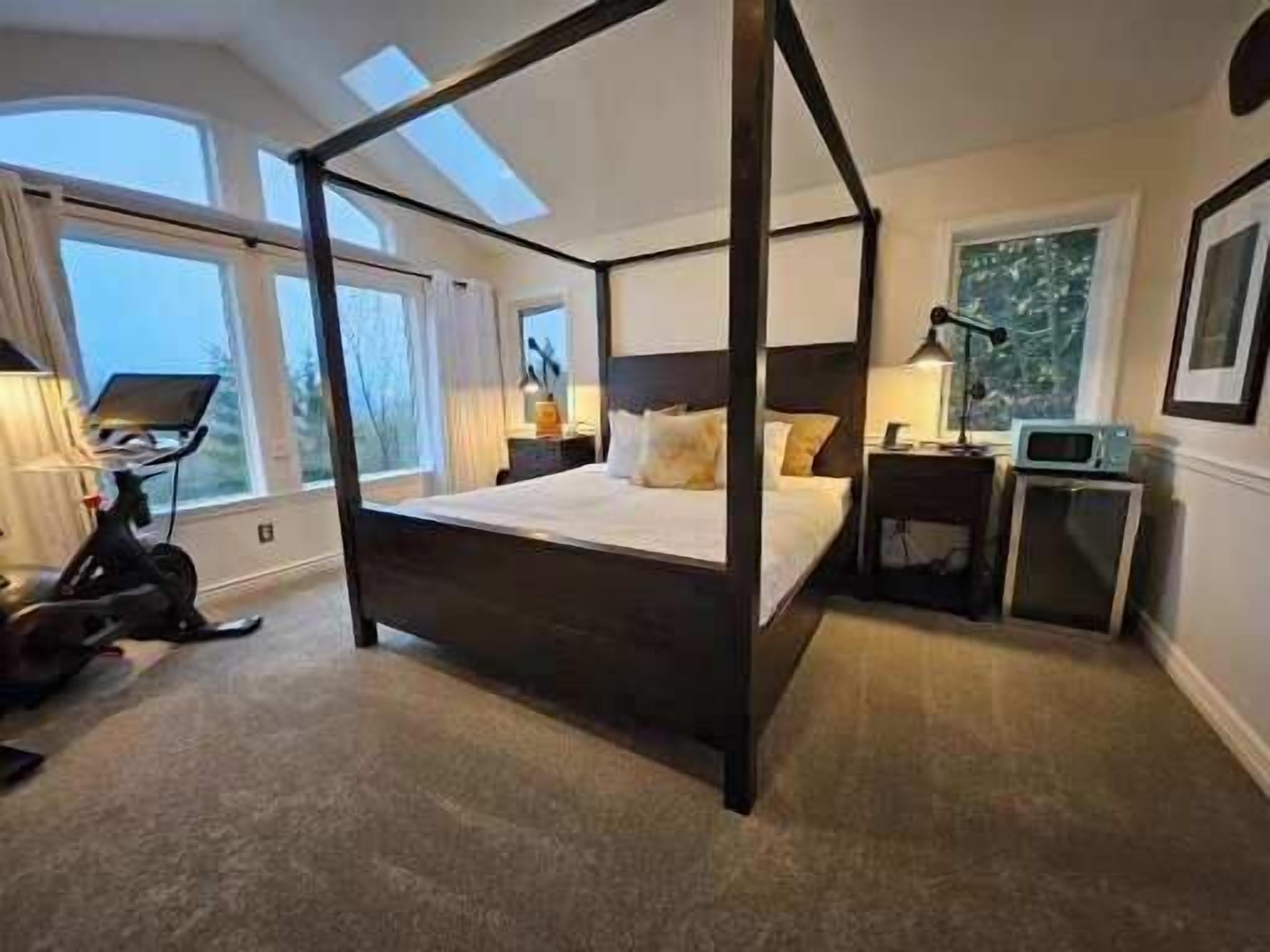 1 Schlafzimmer, Schreibtisch, Bügeleisen/Bügelbrett, Reisekinderbett