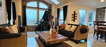 Mt View Private Bedroom Suite w Hot Tub and Arcade