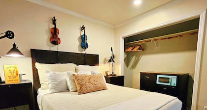 Private Bedroom Fox Den w Hot Tub and Arcade