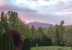 Un paysage montagneux avec une statue au premier plan.