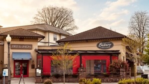 Un immeuble avec une enseigne indiquant « First & Union » et « Exceptinish Bakery » au rez-de-chaussée.