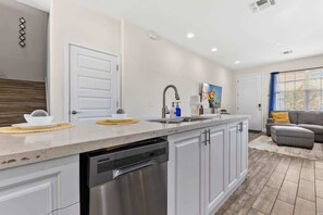 Interior - Pool * Game Room * Mins to Disney (Kissimmee)