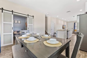 Dining - Pool * Game Room * Mins to Disney (Kissimmee)