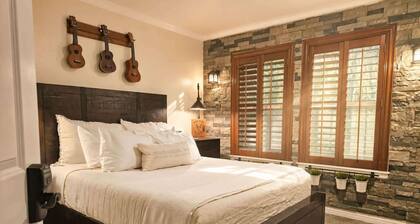 Private Bedroom w Hot Tub and Arcade