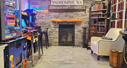 Private Bedroom w Hot Tub and Arcade