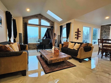 TV, fireplace, video games, stereo. Private Bedroom w Hot Tub and Arcade