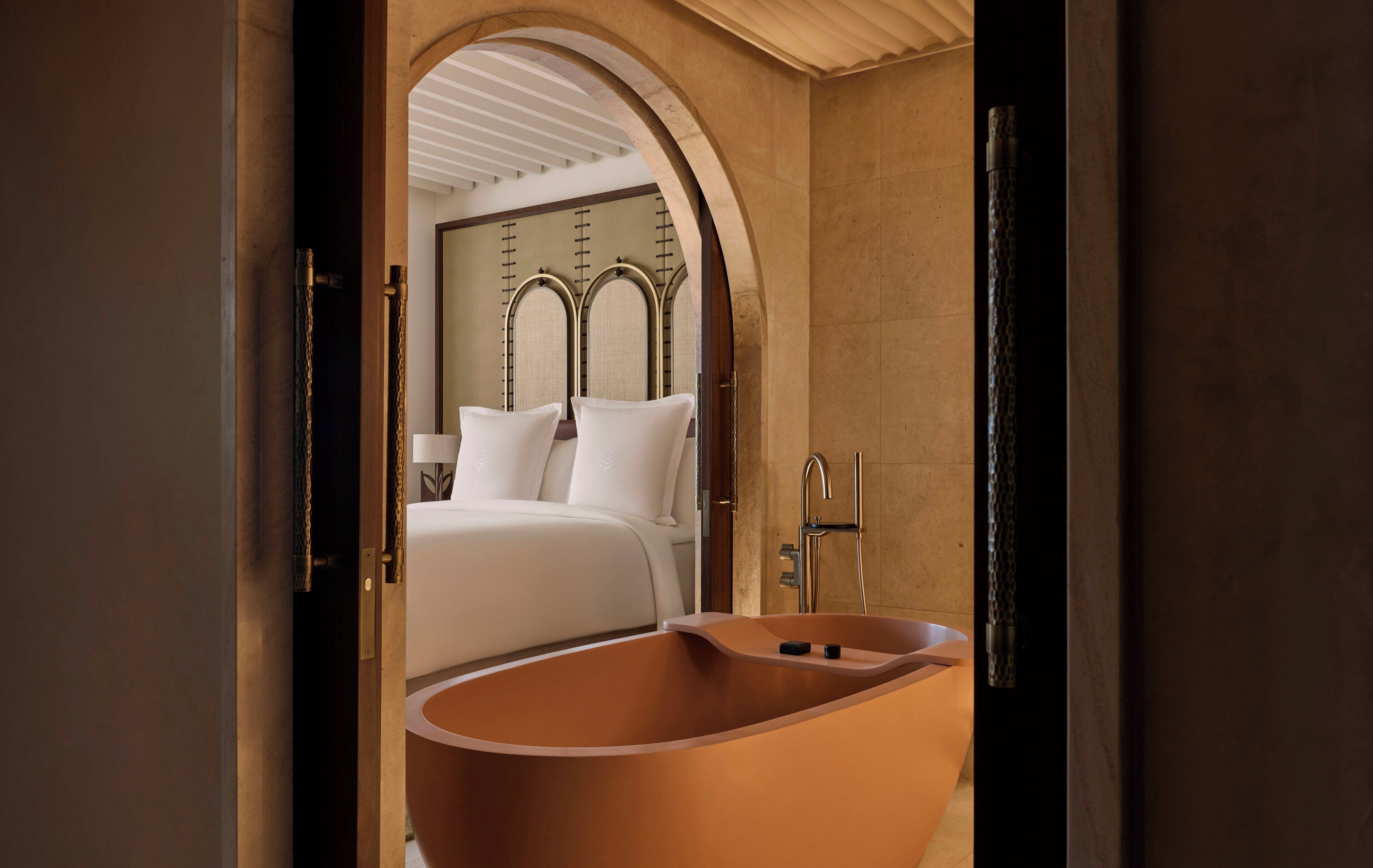 Baignoire et douche séparées, douche cascade