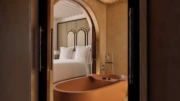 Baignoire et douche séparées, douche cascade